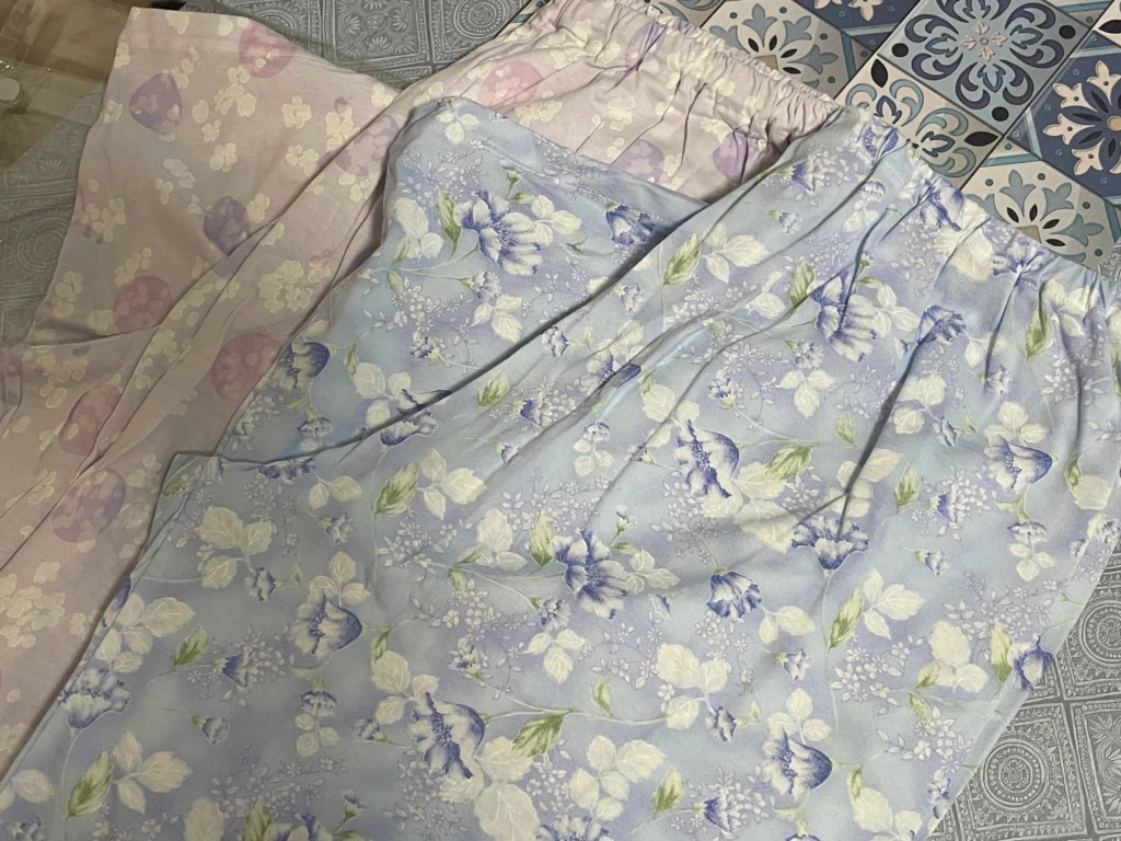 袋から取り出したパジャマズボン