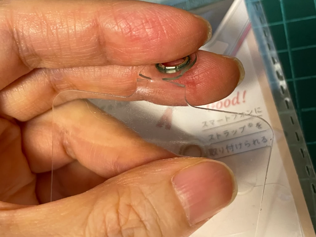 付け根が千切れかけた状態のストラップホルダー