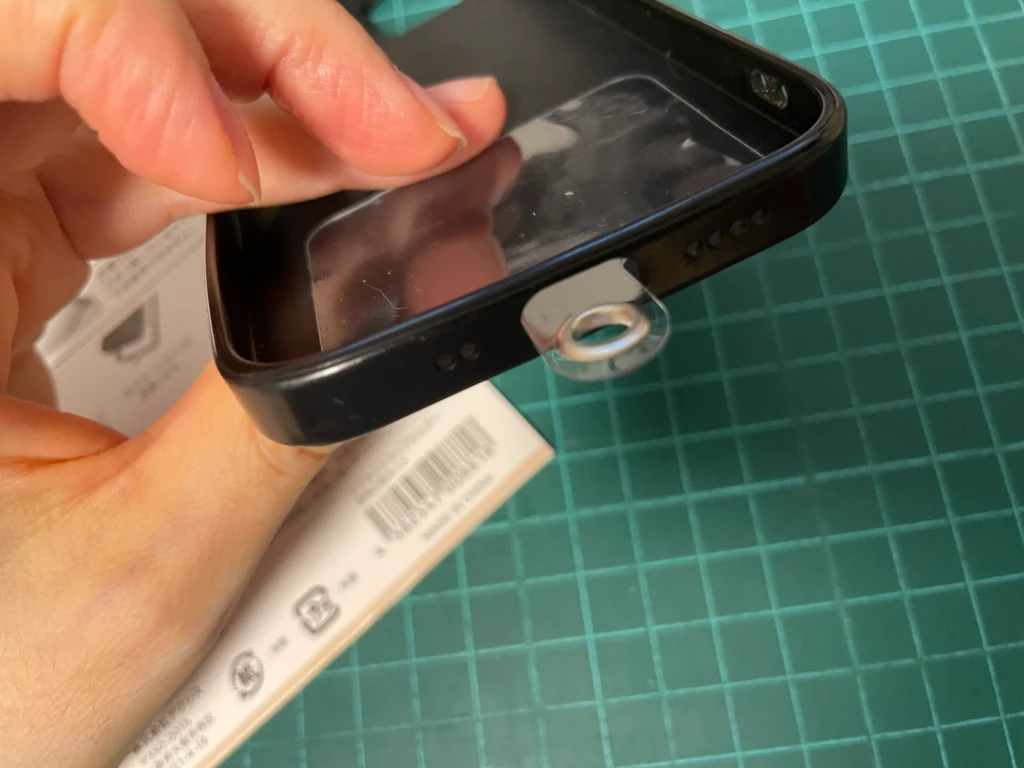 スマホカバーに新しいストラップホルダーを取り付けたところ