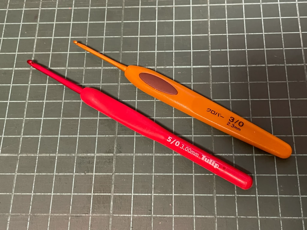 キットを編むのに使用したかぎ針２種