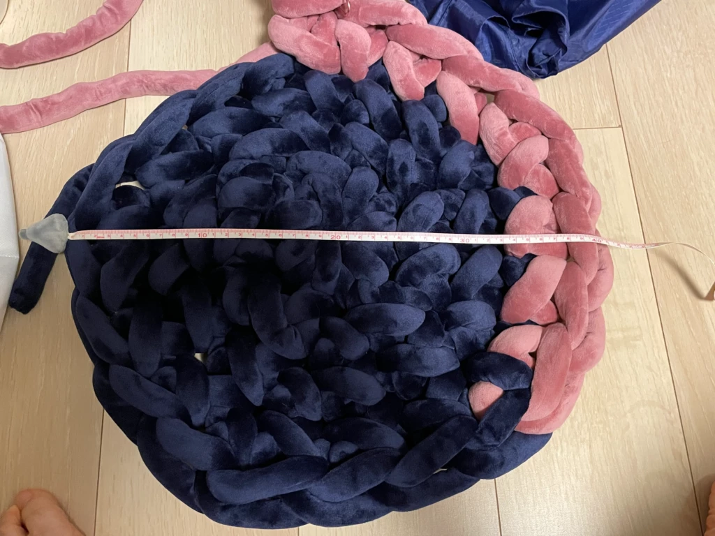 ユザワヤのチャンキー✕モールでネイビーで編んだ猫ベッドの底部。最後の10目弱がピンクに…