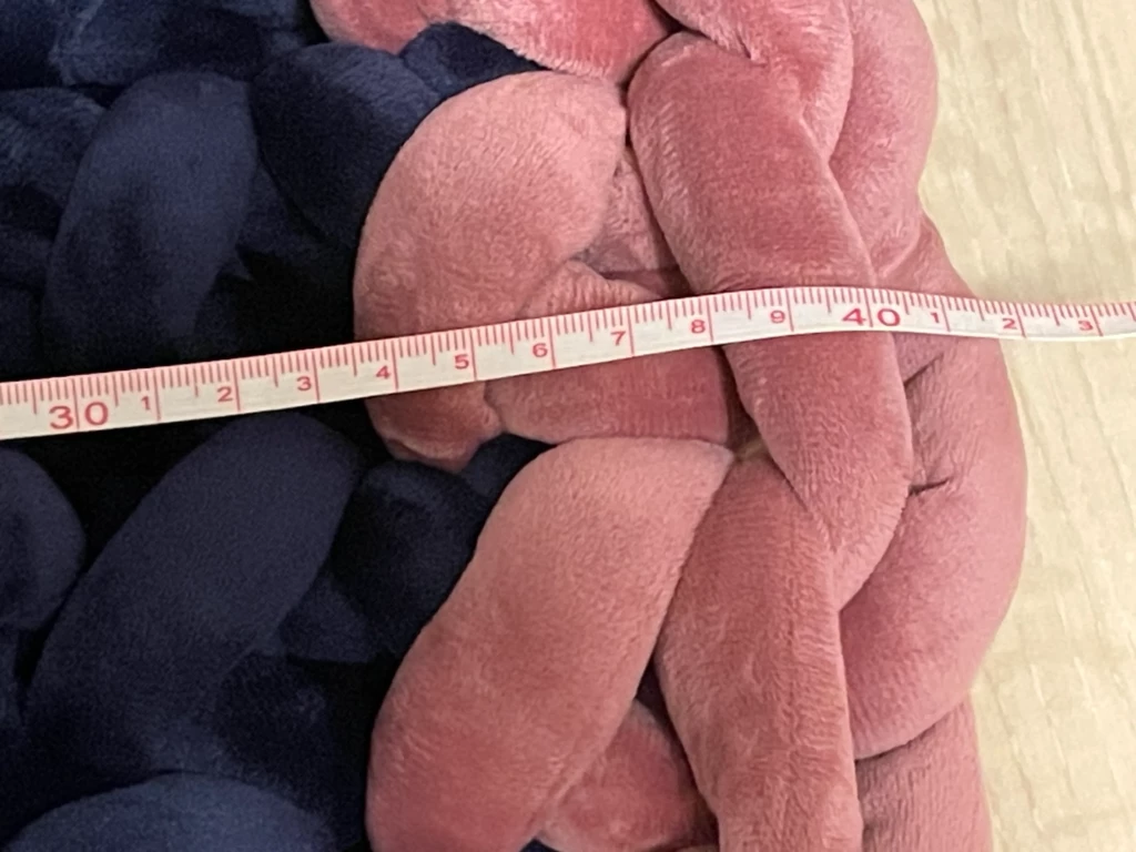 猫ベッド底部をメジャーで計測している画像