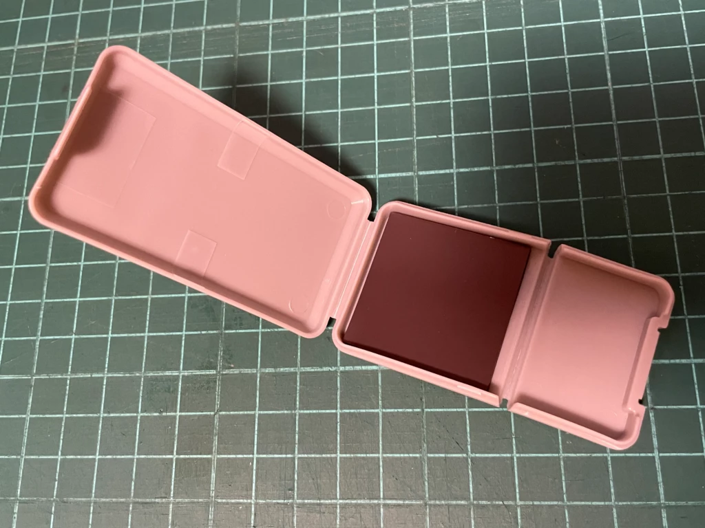 マグネット付き針ケース商品画像。フタ全体を大きく開いたところ