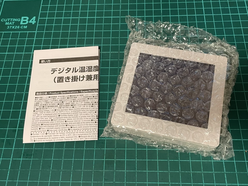 デジタル温湿度計の内容物。取説と本体画像