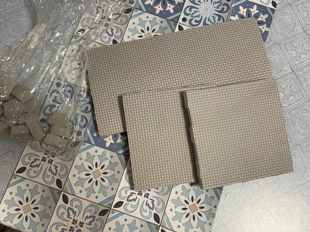 ジョイントマットをカットした画像。縁の凸凹部分をすべて切り落とし、二分の一サイズ一枚、四分の一サイズ二枚に切り分けた状態