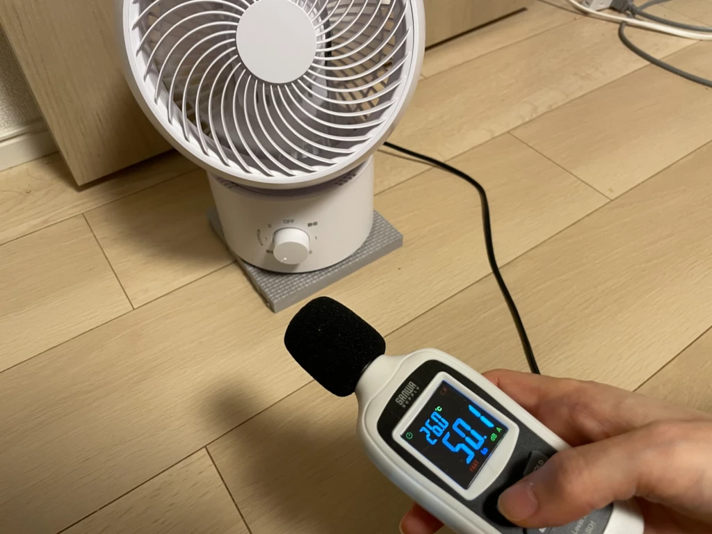 四分の一サイズにカットしたジョイントマットを一枚敷いてサーキュレーターの騒音測定