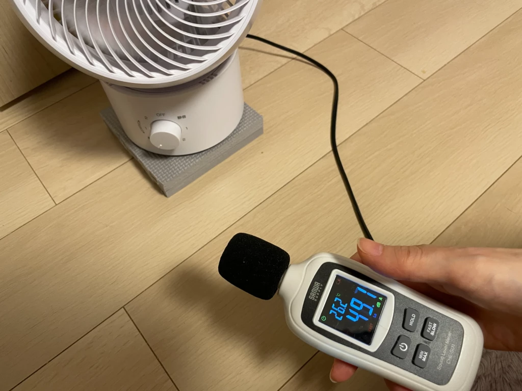 四分の一サイズにカットしたジョイントマットを二枚重ねて敷いてサーキュレーターの騒音測定