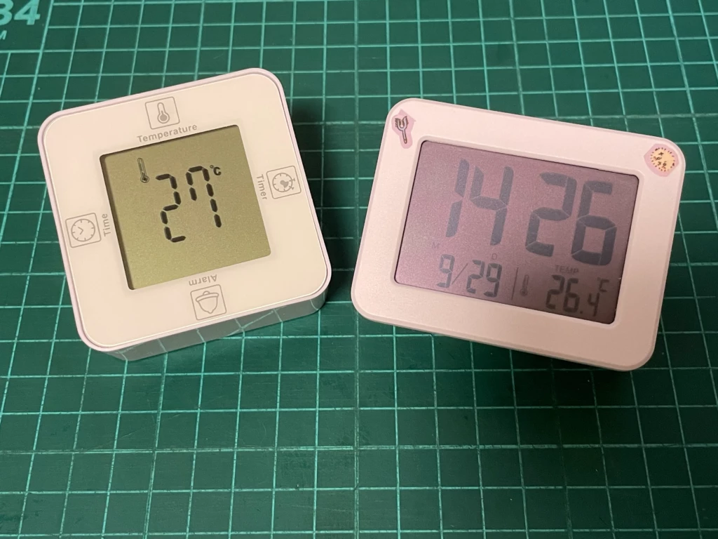 百均デジタル時計二種。寝室で使用してるタイマー付き正方形タイプとリビング用のミニ置き時計タイプ