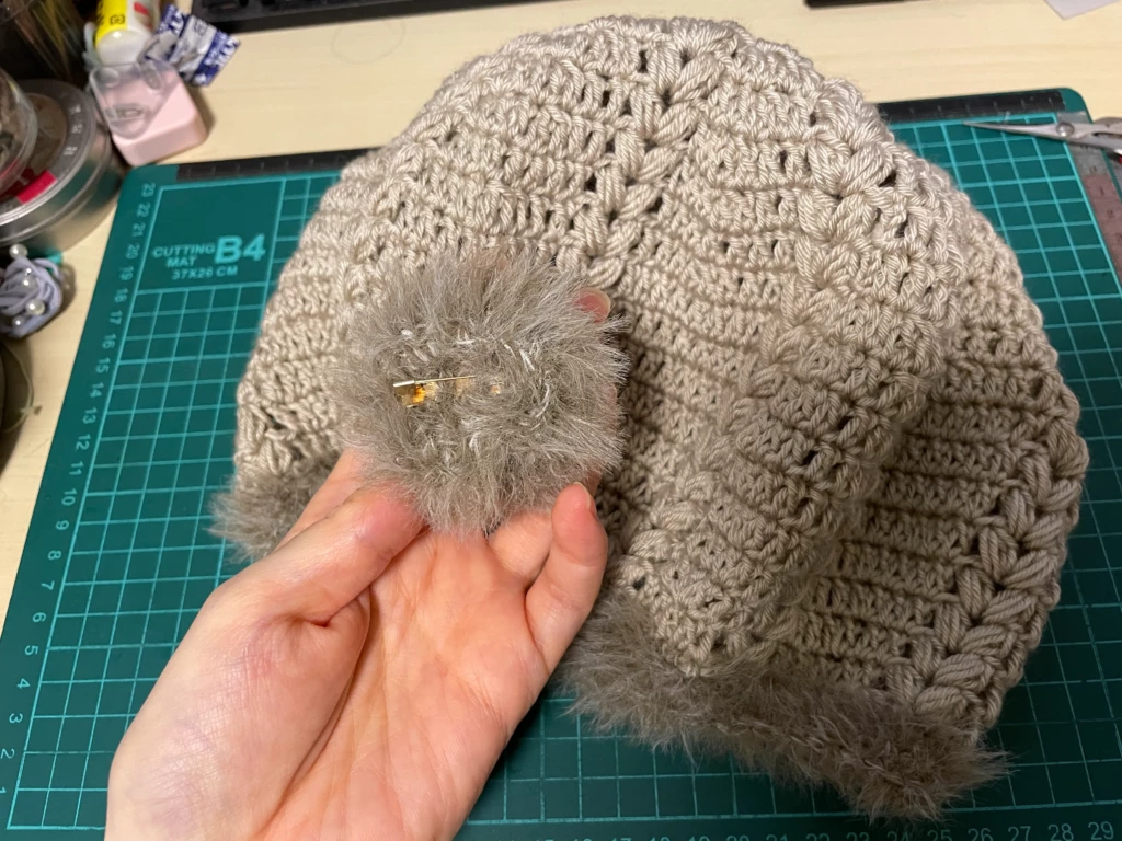 おちゃめなキャットで編んだブローチ。縫い付けたピン側の画像