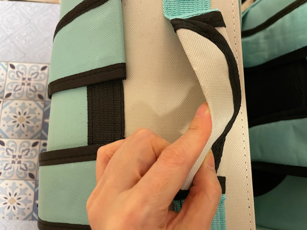 新しいキャリーバッグの持ち手部分