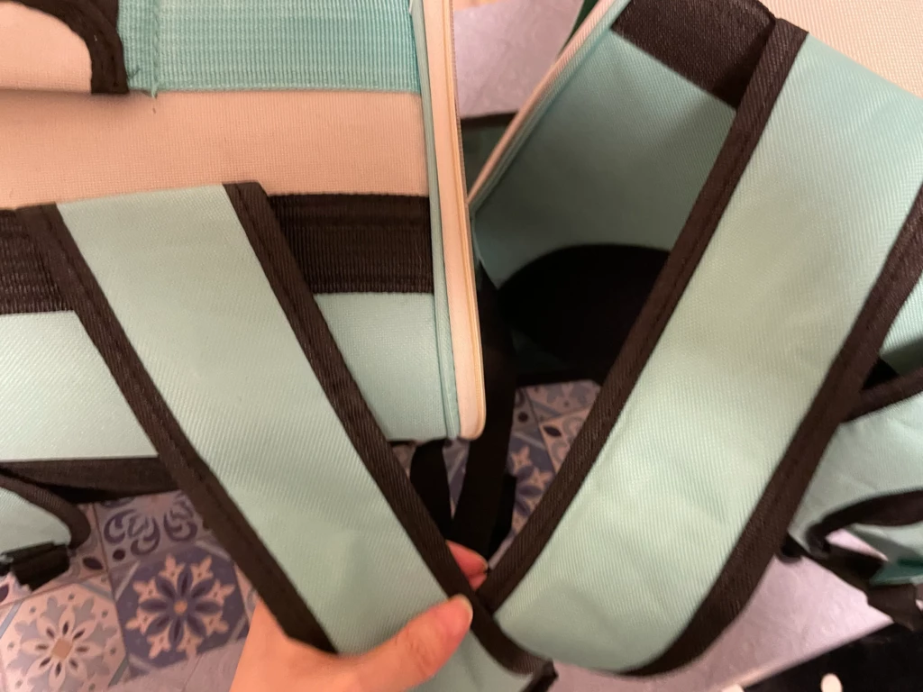 新旧のキャリーバッグの肩紐部分を並べて比較した画像