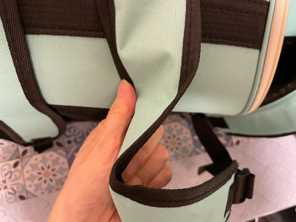 新しいキャリーバッグの肩紐部分