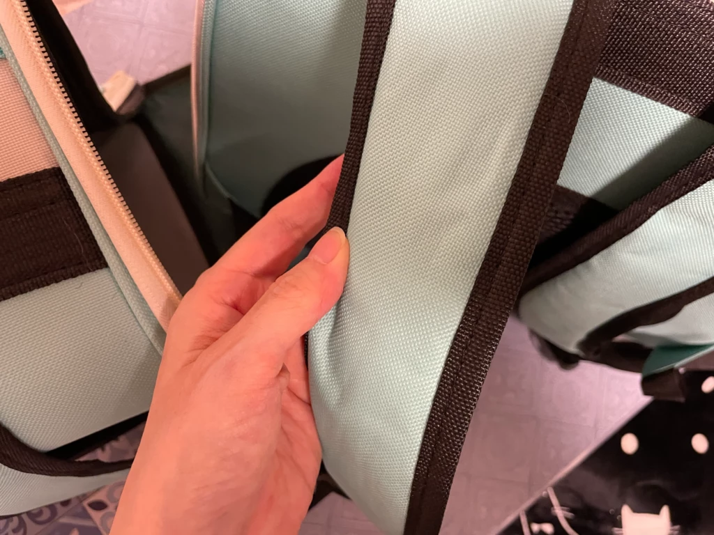 古いキャリーバッグの肩紐部分
