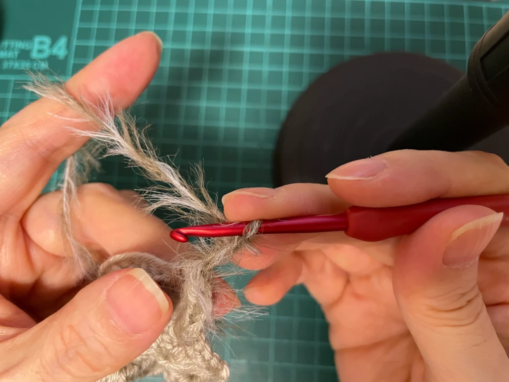 その９。アレンジ糸単体でピコット編みを編むところ