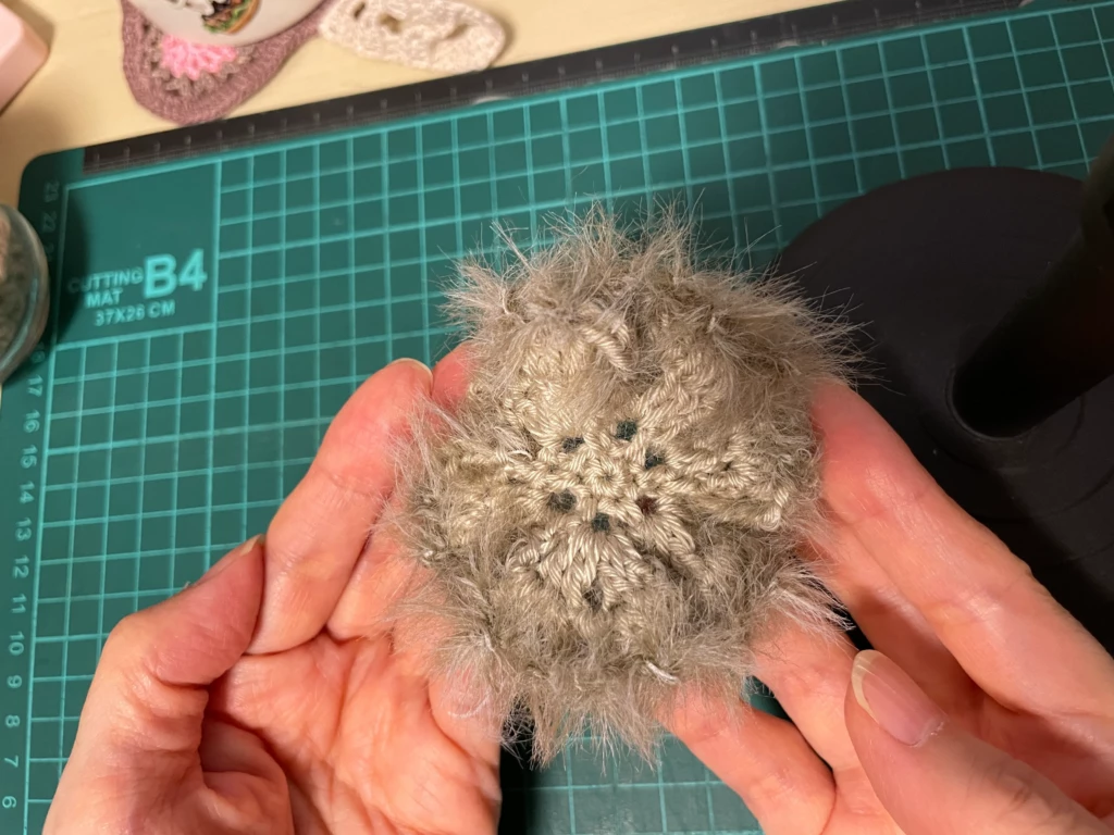 その14。花モチーフの完成画像。ブローチにするには同じものをもう一枚編む必要あり。