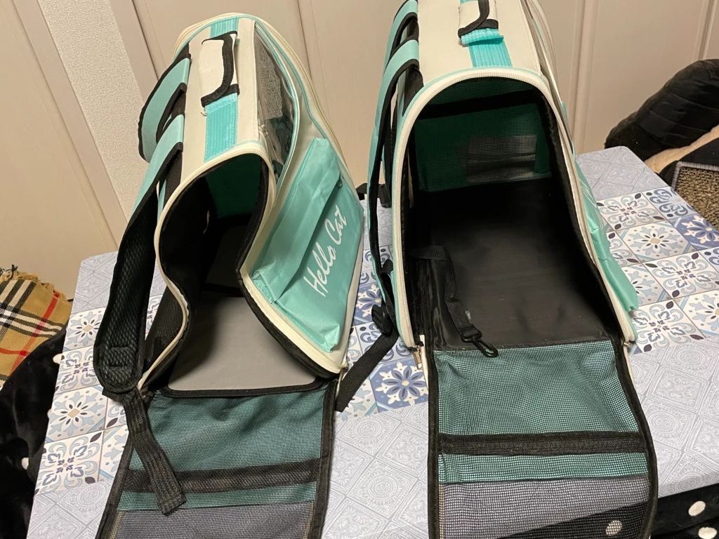 新旧のキャリーバッグのフタを開けた状態で並べた比較画像。古い方がしっかり自立しているのに比べて、新しい方は自重でくしゃりと潰れかけている