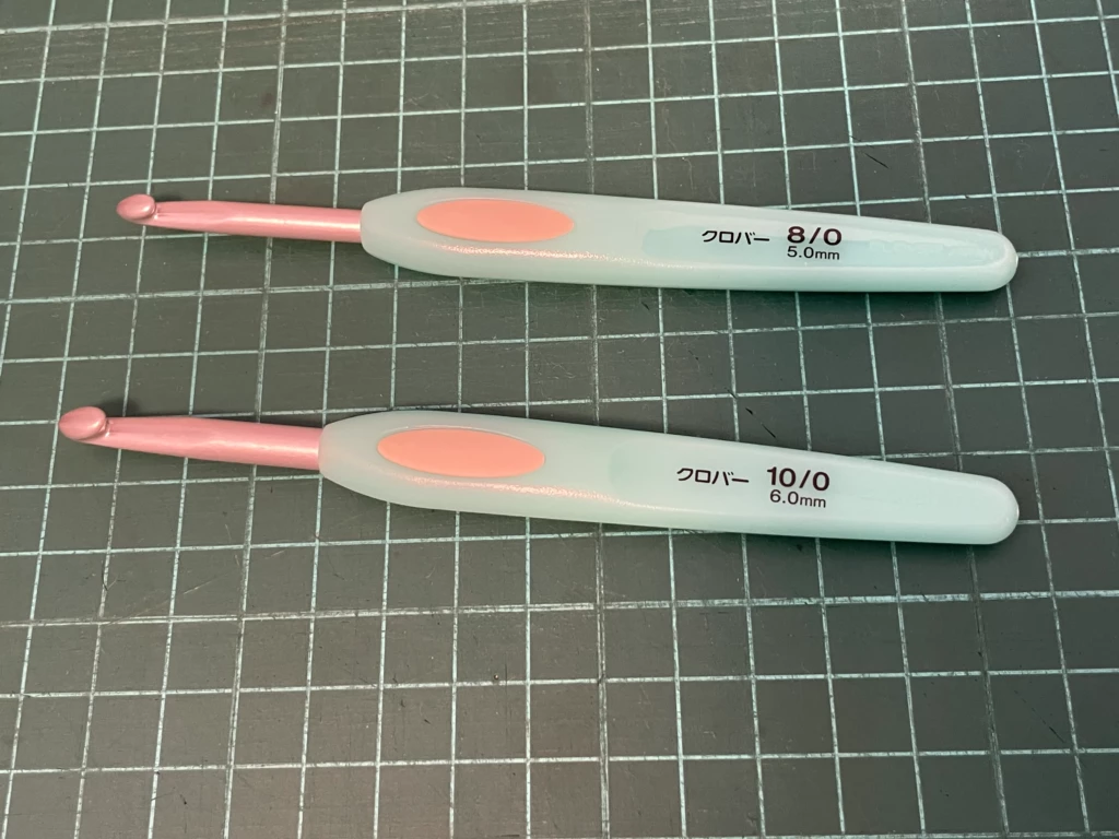 使用したかぎ針、ペンE8/0号と10/0号を並べて撮影