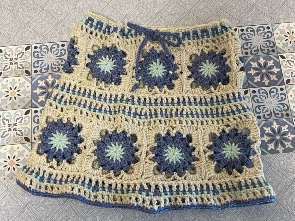 モチーフつなぎのロングスカートをアレンジした完成品画像。長さを膝丈に変更