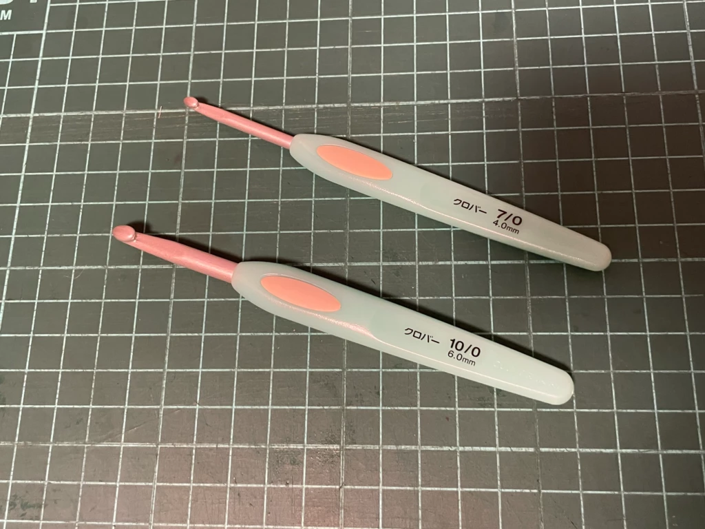編む際に使用したペンE、7/0号と10/0号