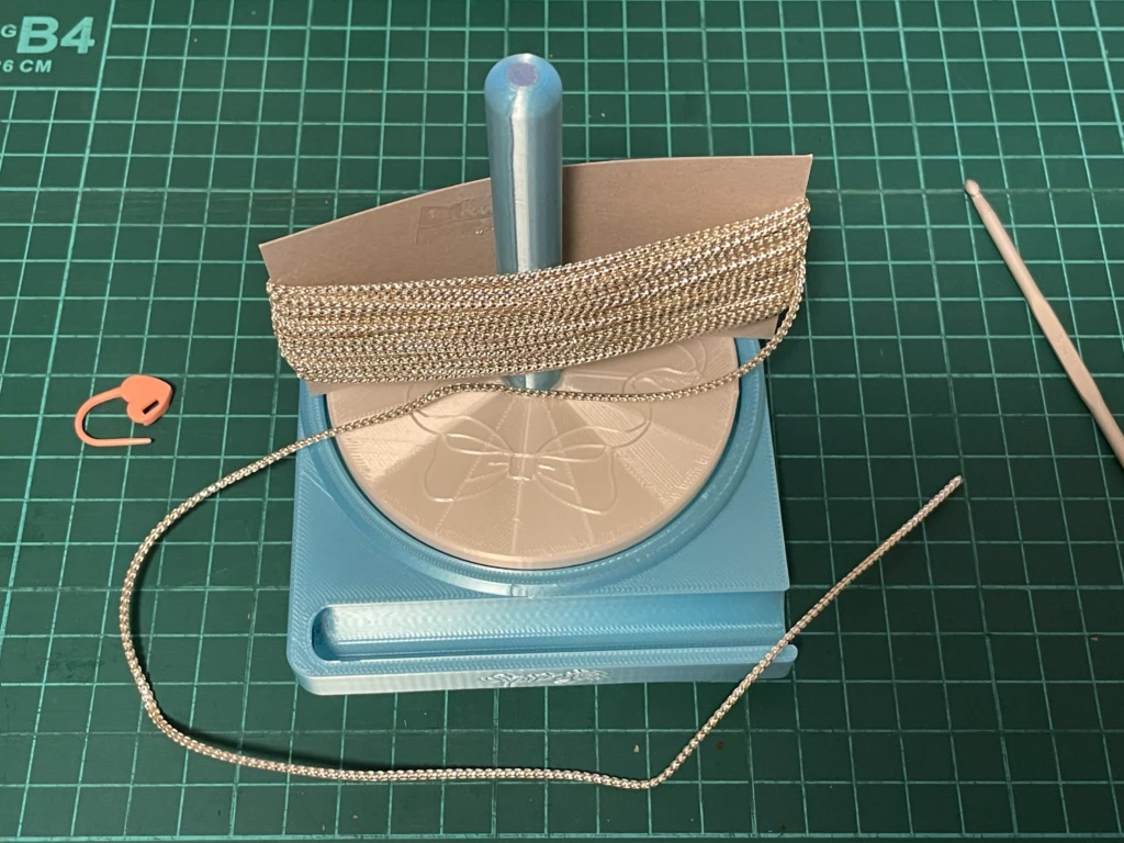 厚紙に巻かれたキットの糸。厚紙と糸の境目をヤーンホルダーの軸に挿して使用
