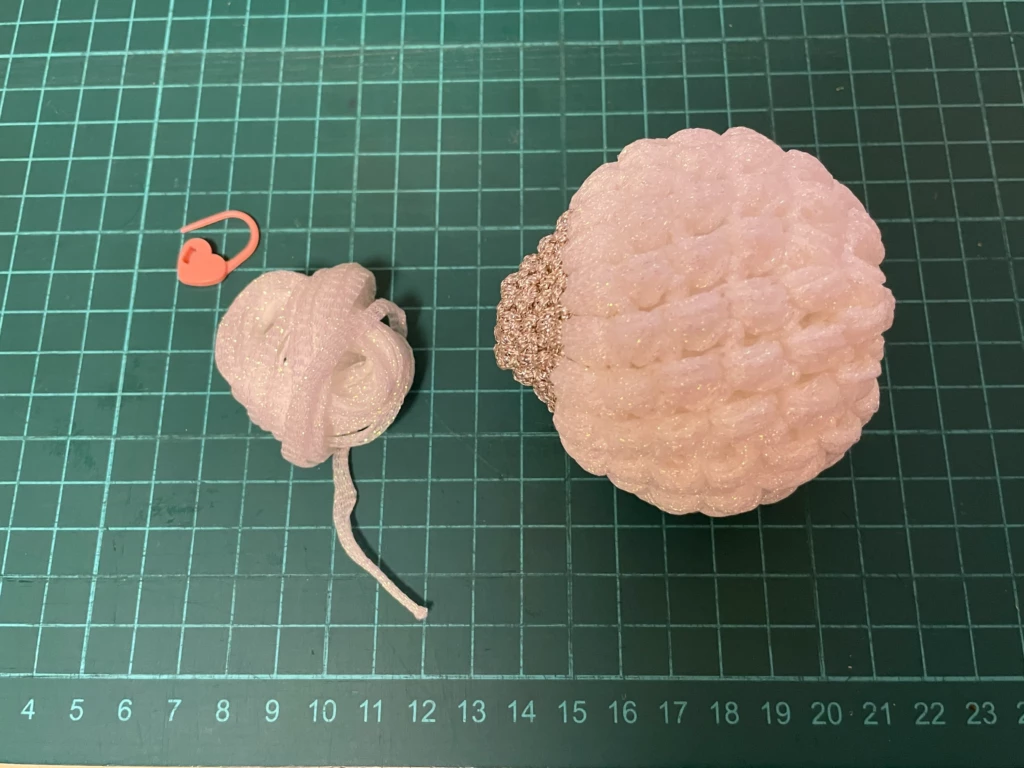 頭部部分を一部編み直して、糸を取り出したところ