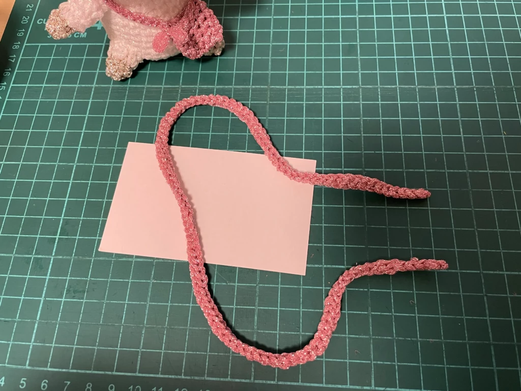 残っていた糸で選べる小物のリボンを作製。余り糸はすべて消費
