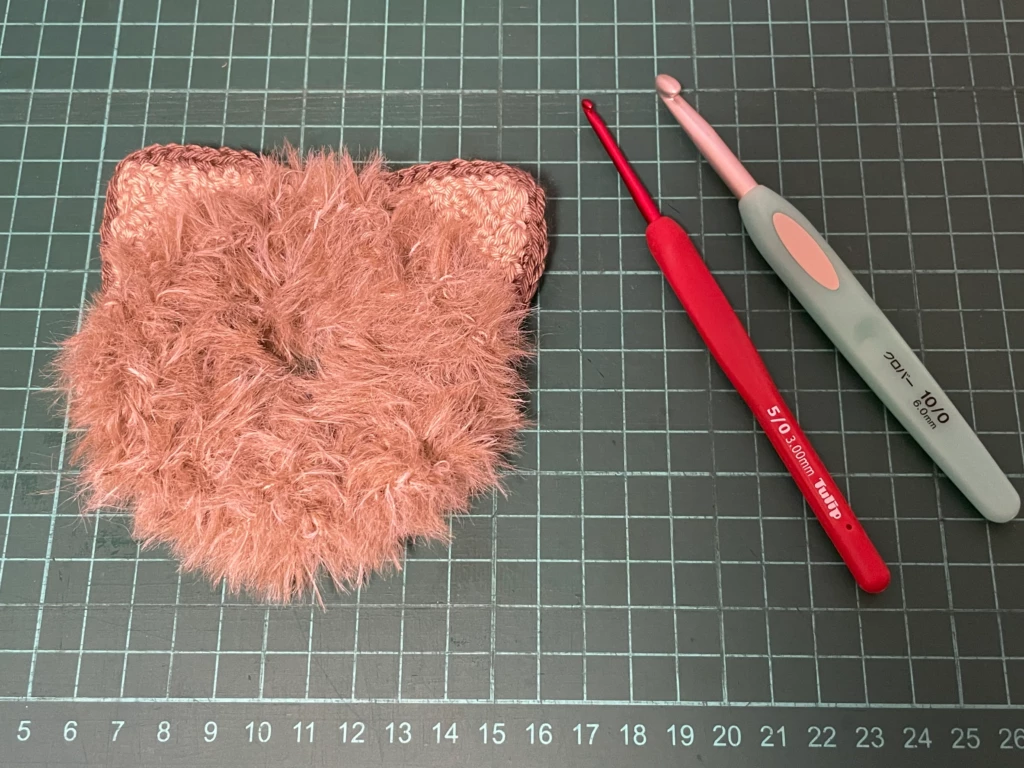 シュシュ完成品。使用針のエティモレッド5/0号とペンE10/0号とともに撮影