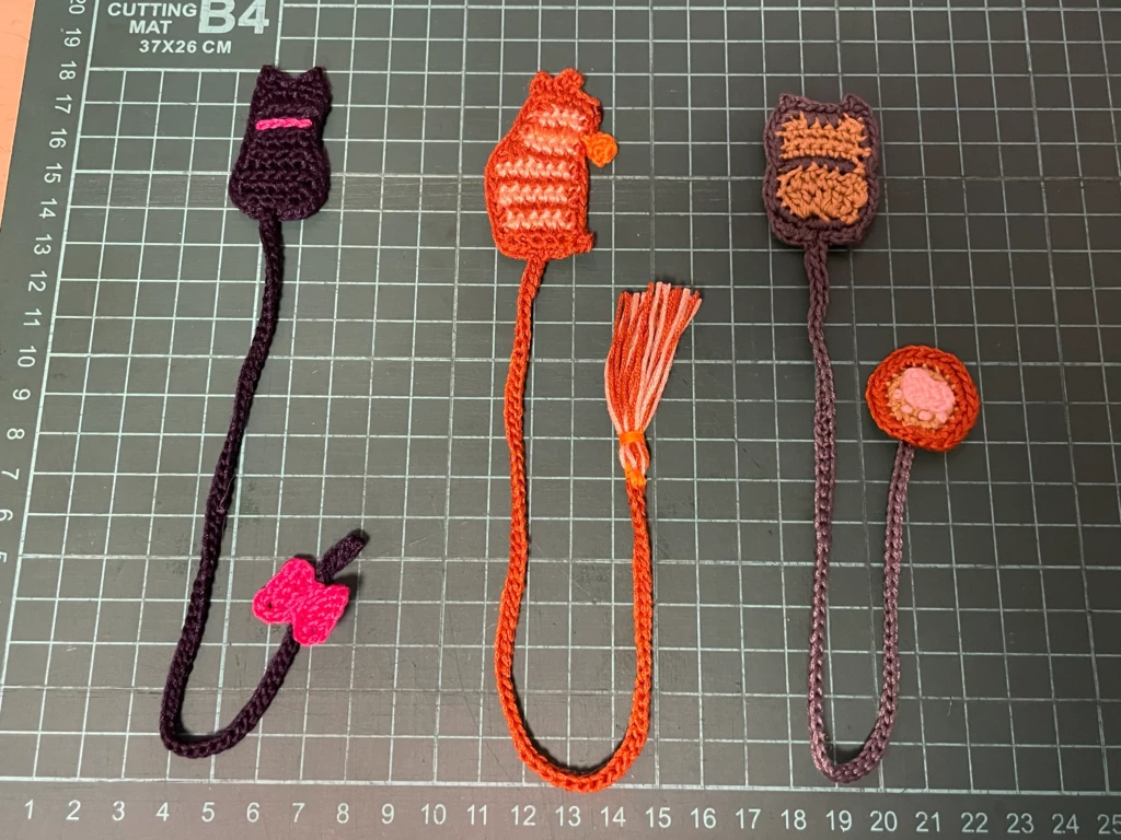 ブックマーカー完成画像。黒猫、チャトラ猫、ベージュ＆グレー猫、の三種類。書籍の作品番号は28、30、32