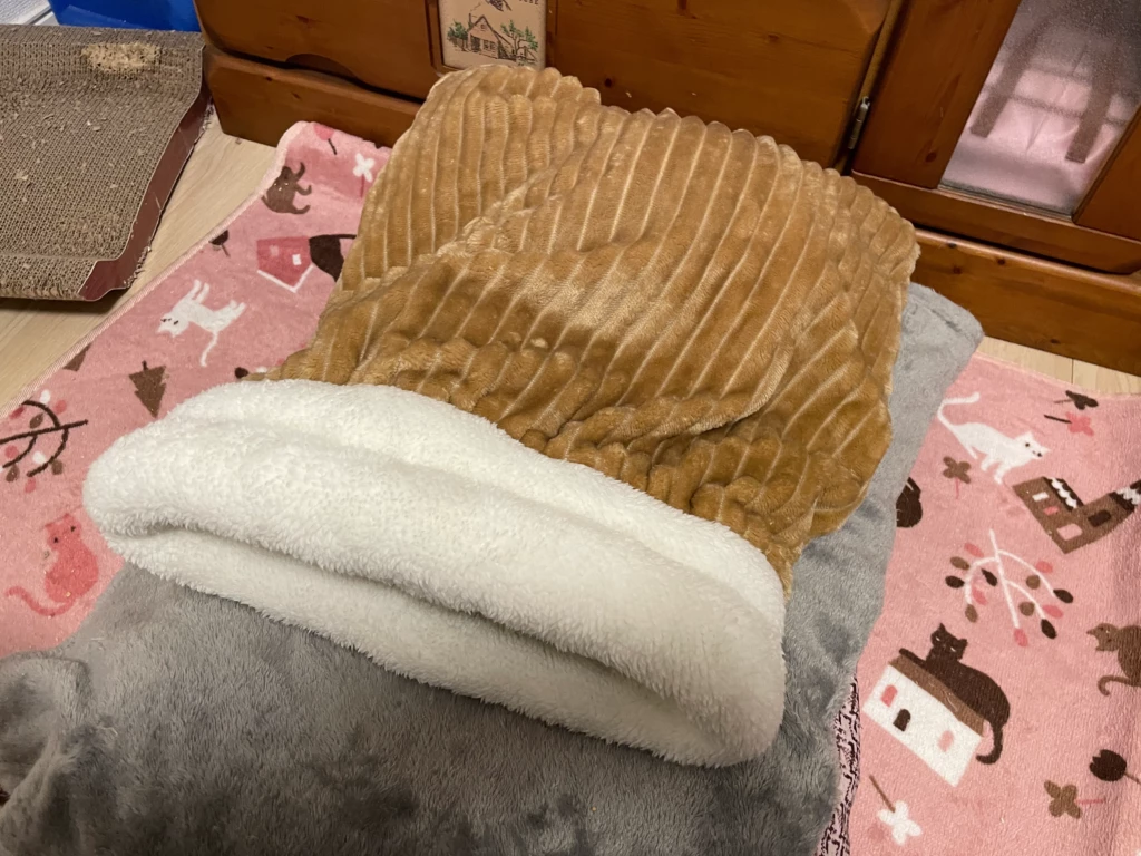購入した毛布を娘舞ちゃん用クッションに設置したところ