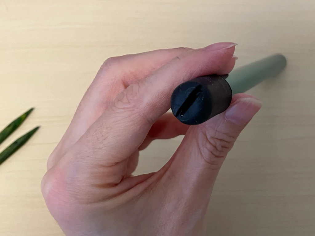 ニードルプロテクター上部。シリコンの切り込み部分アップ